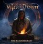 "Wind Down" und "The Burning Past" stehen über einer Person mit Zopf, die eine feuerspeiende Schale hält.