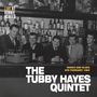 "THE TUBBY HAYES QUINTET" steht in großen Buchstaben. Schwarz-Weiß-Foto von fünf Männern an einer Bar, im Hintergrund Flaschen.