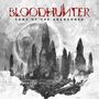 "Bloodhunter: Sons of the Abandoned." Illustration einer zerstörten Stadt, im Hintergrund eine geisterhafte Gestalt.