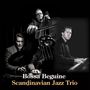 Text: "Bossa Beguine Scandinavian Jazz Trio". Drei Musiker, einer an einem Kontrabass, einer am Klavier, einer am Schlagzeug.
