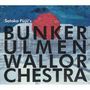 Text: Satoko Fujii's BUNKER ULMEN WALL ORCHESTRA. Illustration von blauen und roten Formen.