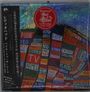 „Radiohead Hail to the Thief Live Recordings 2003-2009“ in einer roten Plakette auf bunter Grafik mit Wörterblöcken.