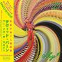 Japanischer Text links; "DAVID BYRNE" oben; "sky" unten. Buntes, spiralförmiges Design mit Person in roter Kleidung.