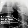 Text: "Blackbirds - Music From The 1960s. Bacewicz, Britten, Feldman, Vrees. Nicolas Altstaedt, Swedish Radio Symphony Orchestra, Maxim Emelyanychev." Schwarz-weißes unscharfes Bild einer Person mit Regenschirm.