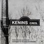 Straßenschild mit "KENINS CRES." und Text: "Gidon Kremer and friends: HOMAGE TO TĀLIVALDIS ĶENIŅŠ". Im Hintergrund Bäume.