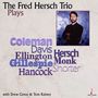 "The Fred Hersch Trio Plays" gefolgt von Namen wie Coleman, Davis. Ein Foto eines Mannes rechts.