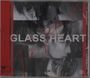 "GLASS HEART" in großen Buchstaben, Schwarz-Weiß-Porträts von drei Personen, mit rotem, handschriftlichem Text darüber.