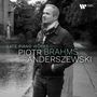 „Late Piano Works Piotr Brahms Anderszewski“. Ein Mann in einer Jacke steht am Wasserweg, links ein Gebäude.