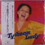 Texte: „Typhoon Lady“, „Runka Ohgami“. Eine fröhliche Person trägt ein gelbes Kleid, Hintergrund in Pinktönen.