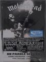 "Motörhead" steht oben. "On Parole Sessions" mit Lemmy Kilmister. Schwarz-Weiß-Foto eines Gitarristen in Aktion.