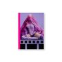 Text: "MADONNA CONFESSIONS II". Eine Frau sitzt, umhüllt von rosa Stoff, vor einem lila Hintergrund.