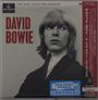 "David Bowie" in Rot, Schwarz-Weiß-Foto von einem jungen Mann mit mittellangem Haar, japanischer Textstreifen rechts.