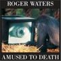 "ROGER WATERS" oben, "AMUSED TO DEATH" unten. Ein Affe betrachtet einen Bildschirm mit einem großen Auge darauf.