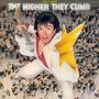 „The Higher They Climb“ steht groß oben, ein Mann in einem weißen Anzug mit Gitarre fliegt heroisch über eine Menschenmenge.