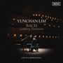 "Yunchan Lim, Bach Goldberg Variations, Live at Carnegie Hall". Ein Pianist spielt auf einer Bühne in einem Konzertsaal.