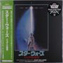 „Star Wars“, „Green Color Vinyl“, „John Williams“. Illustration eines Lichtschwertes, das in den Weltraum ragt.