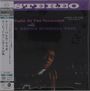 "STEREO", "A Night At The Vanguard", "THE KENNY BURRELL TRIO". Dunkle Szene, Mann spielt Gitarre. Links japanischer Textblock.