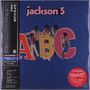 Text: „Jackson 5“ und „ABC“. Fünf Personen stehen auf bunten Buchstaben A, B und C vor blauem Hintergrund.