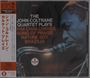 "The John Coltrane Quartet Plays" ist in Weiß auf schwarzem Hintergrund geschrieben. Ein Musiker spielt Saxophon.