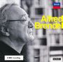 „Alfred Brendel“ mit gelber Schrift. Logos: DECCA und BBC. Schwarzweißaufnahme eines älteren Mannes im Profil.