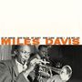 "MILES DAVIS" in großer Schrift. Oben: Jay Jay Johnson, Jackie McLean, Art Blakey, Kenny Clarke, Volume 1, Blue Note 1501. Schwarz-Weiß-Foto eines Trompeters.