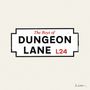 Text: "The Boys of DUNGEON LANE L24". Design im Stil eines Straßenschildes.
