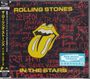 "ROLLING STONES" und "IN THE STARS" in gelber Schrift. Illustration: Gelbe Zunge mit rotem Hintergrund und verschiedenen Sprachen.