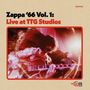 „Zappa '66 Vol. 1: Live at TTG Studios“. Verschwommenes Foto einer Person, die Gitarre spielt. Retro-Stil.