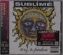 "Sublime" und "40oz. to freedom" sind sichtbar. Illustration einer Sonne mit Gesicht. Japanische Schriftzeichen und Sticker.