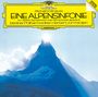 „EINE ALPENSINFONIE“ von Richard Strauss, Berliner Philharmoniker, Herbert von Karajan. Ein Berggipfel vor blauem Himmel.