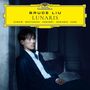 Gelber Bereich oben: "Deutsche Grammophon", "Bruce Liu", "Lunaris". Raum mit einem Mann in einem dunklen Anzug.