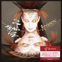 "Toyah" und "Revelations" sind in kunstvoller Schrift geschrieben. Eine Frau mit rotem Haar ist kunstvoll geschminkt.