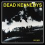 Oben steht in gelber Schrift "DEAD KENNEDYS". Unten rechts steht "2022 MIX". Das Bild zeigt rauchende Autos.