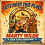 "LET'S ROCK THIS PLACE", "MARTY WILDE", "ROCK 'N ROLL SENSATION! FEATURING DARREL HIGHAM AND THE ENFORCERS." Retro-Illustration: Musiker mit Instrumenten und Mikrofon vor einer Jukebox, gestärkt durch bunte, energetische Farben und Muster.