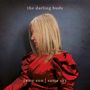 Text: "the darling buds", "same sun | same sky". Frau im roten Kleid vor dunklem Hintergrund.
