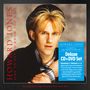 Texte: "Howard Jones Like To Get To Know You Well", "Deluxe CD+DVD Set". 
Blonder Mann mit gestyltem Haar, Schal und Mantel.