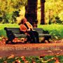 Text: "Randy Edelman | Green Park". Eine Person in einem Park auf einer Bank, umgeben von Herbstblättern und Bäumen.
