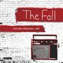 "The Fall", "The Peel Sessions - 1978". Rote und schwarze Schrift auf weißem Ziegelhintergrund, neben einem stilisierten Radio.