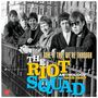 „I TAKE IT THAT WE'RE THROUGH“. THE RIOT SQUAD ANTHOLOGY 1965-1967. Schwarz-weiß-Foto von fünf Männern an einem Zaun.