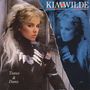 „KIM WILDE“, „Teases & Dares“. Frau mit blonder Mähne, dunklem Outfit, Spiegelung in Blau. 80er-Jahre-Design.