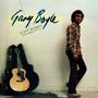 „Gary Boyle Light Again The Recordings 1977-1978“. Mann in kariertem Hemd neben Gitarre in Hülle.
