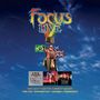 „Focus Live“ in bunter Schrift, Person im Korb eines Heißluftballons mit Flaggen, darunter Alben-Cover und Musikernamen.