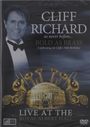 Texte: "CLIFF RICHARD", "BOLD AS BRASS", "LIVE AT THE ROYAL ALBERT HALL". Ein Mann im Smoking, Trompeten und die Royal Albert Hall.