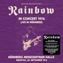 "Ritchie Blackmore's Rainbow. In Concert 1976, Live in Nürnberg. Nürnberg Messezentrum Halle, Dienstag, 28. September 1976." Im Hintergrund spielt ein Gitarrist.