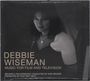 „DEBBIE WISEMAN MUSIC FOR FILM AND TELEVISION.“ Darunter eine Frau in Schwarz-Weiß, mit Schmuck, formell gekleidet.