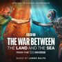 Logo "BBC". Text: "THE WAR BETWEEN THE LAND AND THE SEA". Zwei Wesen, ein Mensch und ein Kreatur, stehen gegenüber.