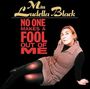 „NO ONE MAKES A FOOL OUT OF ME“ in Rot. Frau in kariertem Kleid liegt seitlich auf schwarzem Hintergrund.