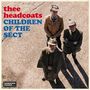 "Thee Headcoats: Children of the Sect." Drei Männer mit Hüten stehen auf einem Weg und blicken nach oben.