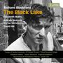 Texte: "Richard Blackford - The Black Lake - Elizabeth Watts - Britten Sinfonia - Britten Sinfonia Voices - David Hill". Schwarz-Weiß-Foto eines jungen Mannes.
