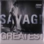 "SAVAGE GREATEST" erscheint groß, dunkles Hintergrundbild zeigt eine Person mit Hut, dramatische Beleuchtung.